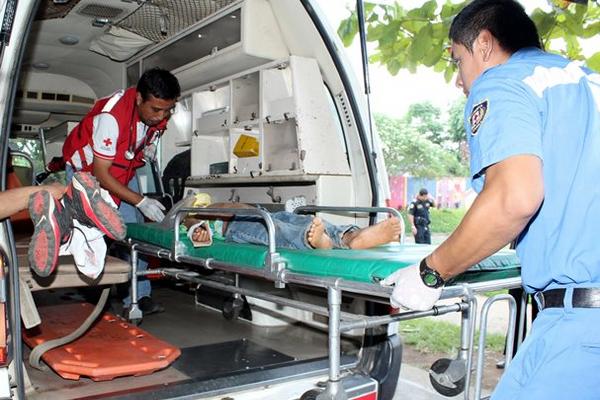 Socorristras tralada a una de las personas lesionadas en accidente, en Champerico, Retalhuleu. (Foto Prensa Libre: Rolando Miranda)<br _mce_bogus="1"/>