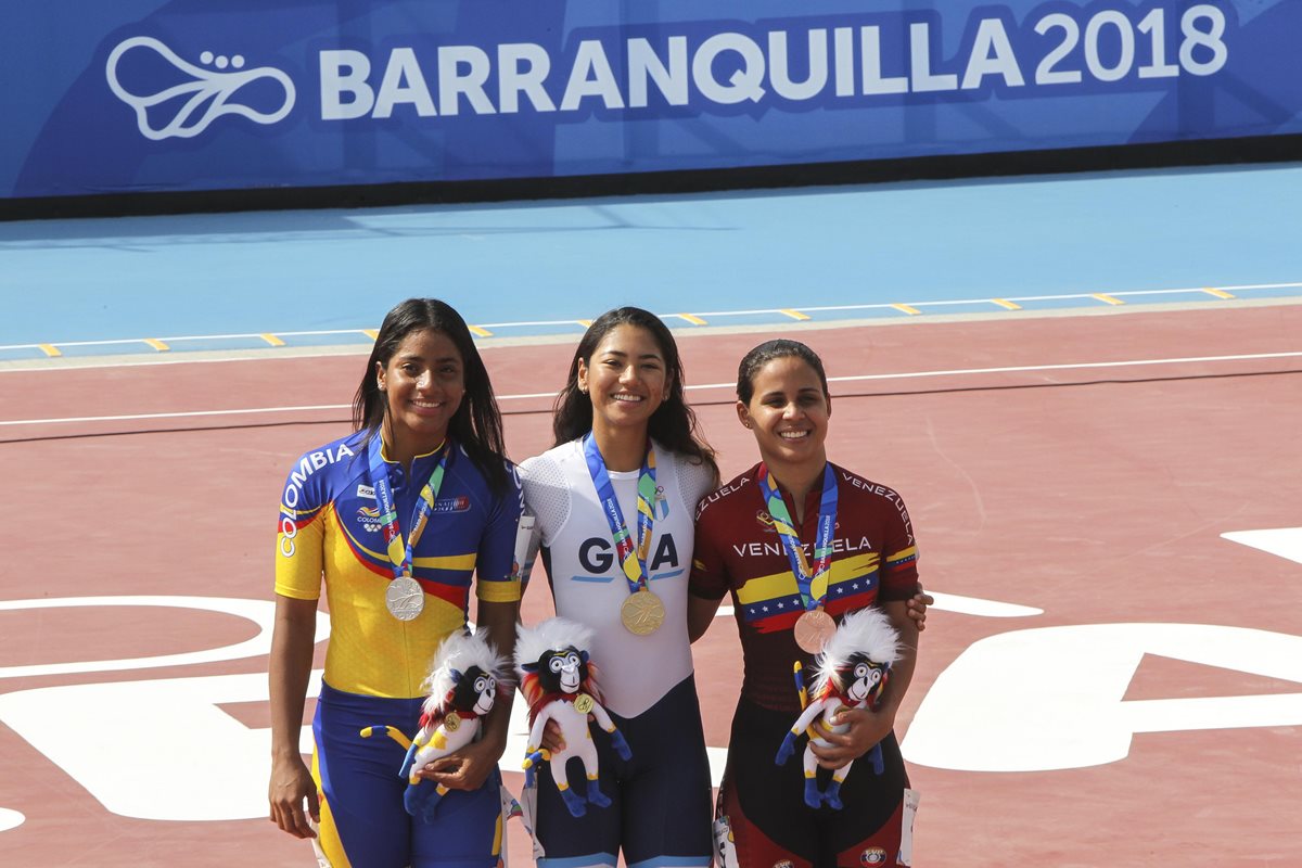 Dalia Soberanis posa en el podio con Kerstinck Sarmiento de Colombia y Yarubi Bandres de Venezuela. (Foto Prensa Libre: Cortesía ACD)