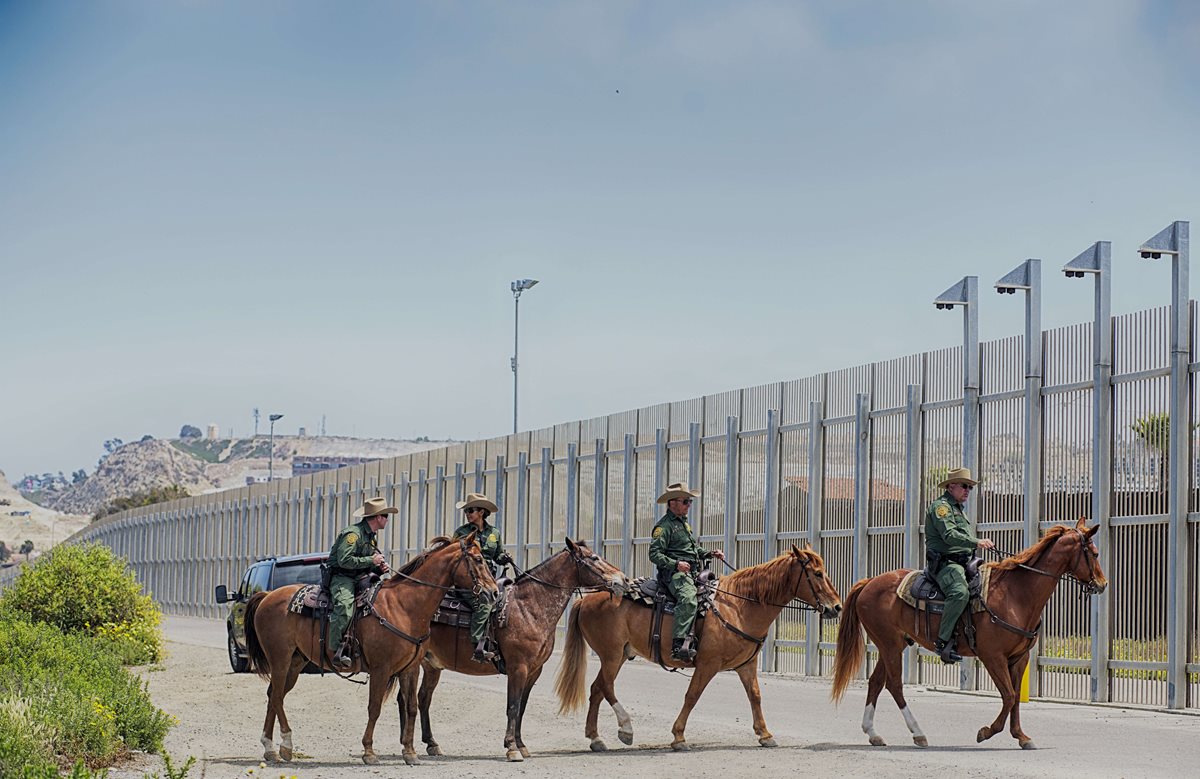 Trump insiste en construir el muro por el aumento de la migración. (Foto Prensa Libre: AFP)