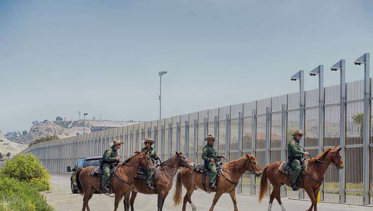 Trump insiste en construir el muro por el aumento de la migración. (Foto Prensa Libre: AFP)