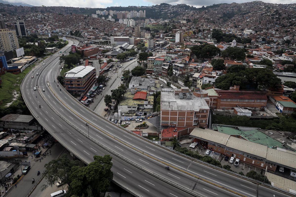Vista de una autopista parcialmente vacía hoy durante el primer día de la huelga general. (Foto Prensa Libre: EFE).
