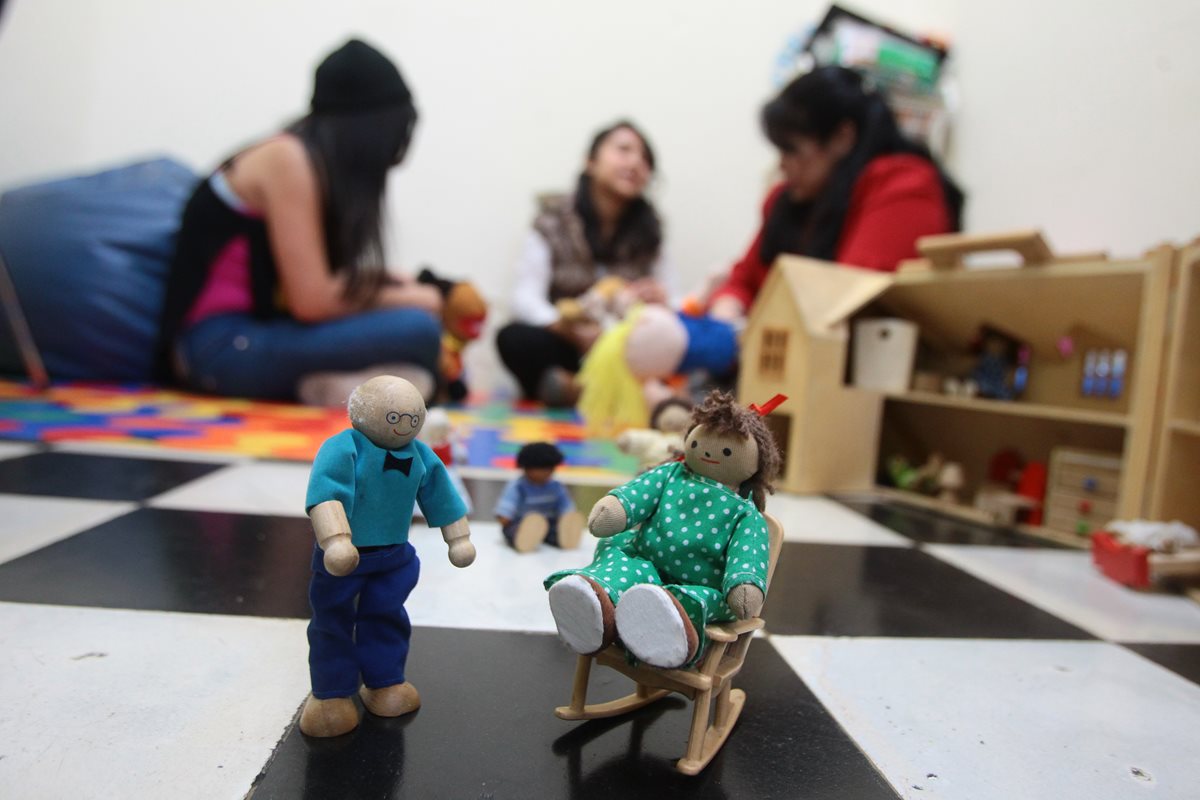 Entre los materiales que se utilizan en los tratamientos sicológicos se encuentran una casa y varios muñecos de madera. Para los adolescentes se utiliza bisutería. (Foto Prensa Libre: Álvaro Interiano)