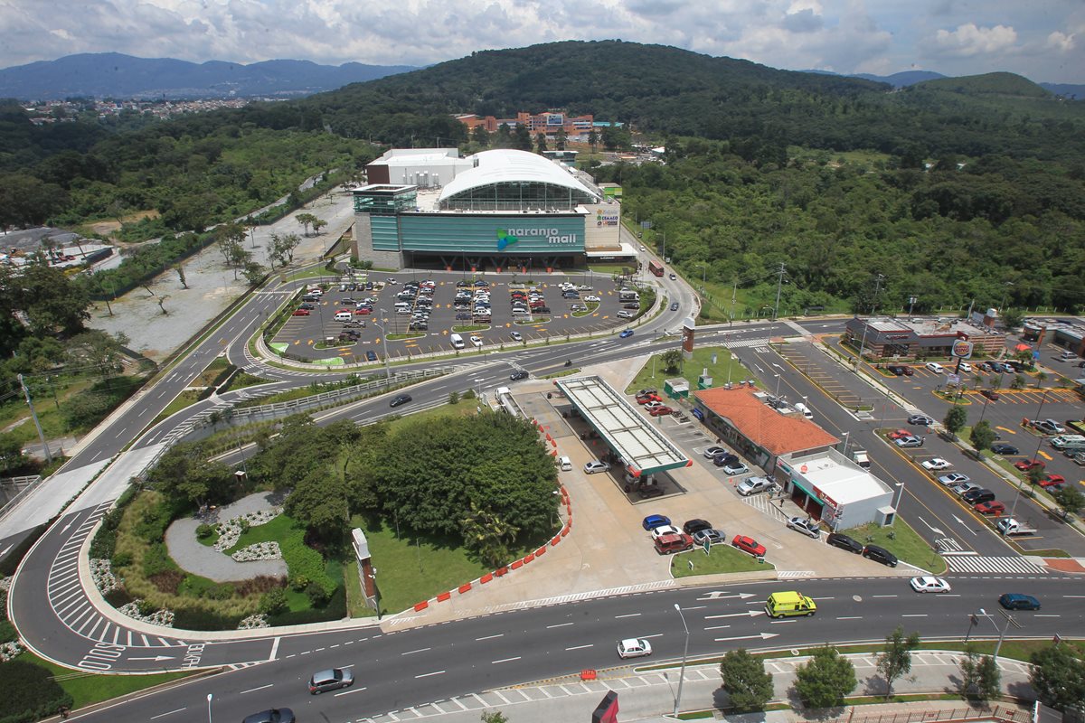 Vista panorámica de Condado El Naranjo, zona 4 de Mixco. En el centro se observa el centro comercial Naranjo Mall. (Foto Prensa Libre: Esbin García)