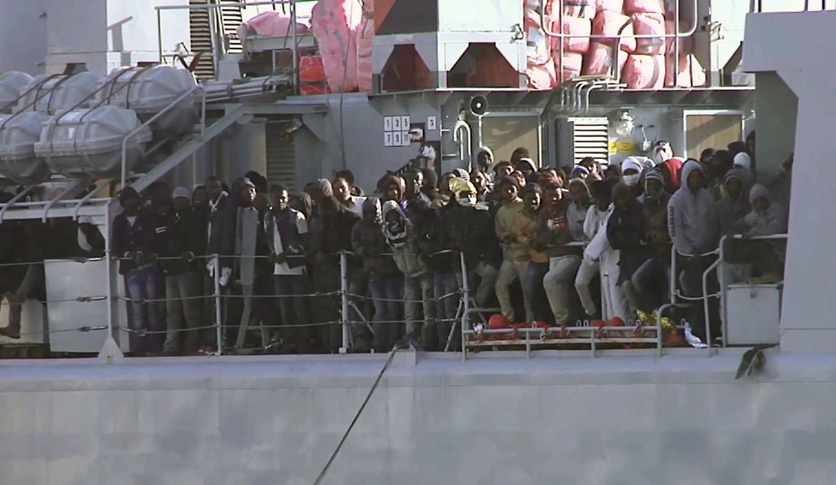 Un barco con varios inmigrantes llega al puerto italiano de Messina después de una operación de rescate. (Foto Prensa Libre:AFP)