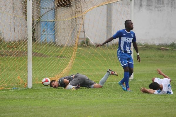 Brayan Rochez (centro) marcó un doblete para Honduras. (Foto Prensa Libre: Óscar González)