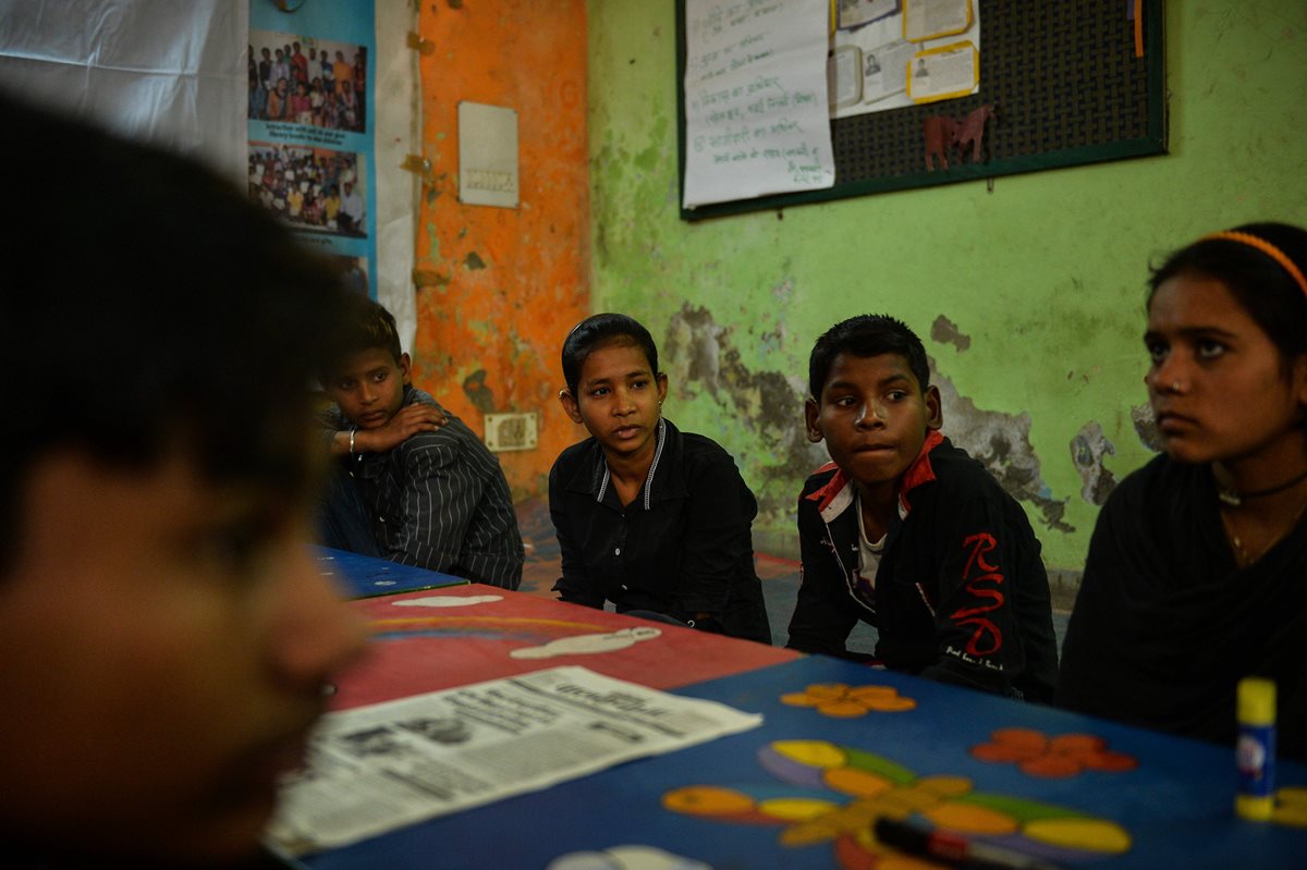 Niños y jóvenes que viven en la calle participan en una reunión del periódico Balaknama donde han obtenido espacio para expresar sus voces. (Foto Prensa Libre: AFP).