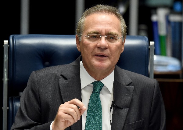 Renán Calheiros dirige el debate de votación sobre suspensión de Rousseff.(AFP).