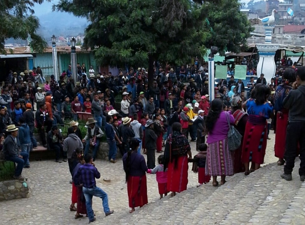 Un grupo de vecinos protesta frente a la comuna de Chajul para mostrar su inconformidad contra el alcalde Pedro Caba. (Foto Prensa Libre: Óscar Figueroa)
