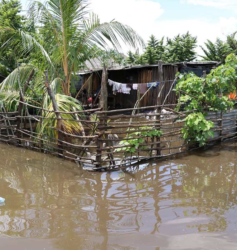 El nivel del agua en Sipacate no ha bajado, por lo cual, las viviendas permanecen inundadas. (Foto Prensa Libre: Enrique Paredes)