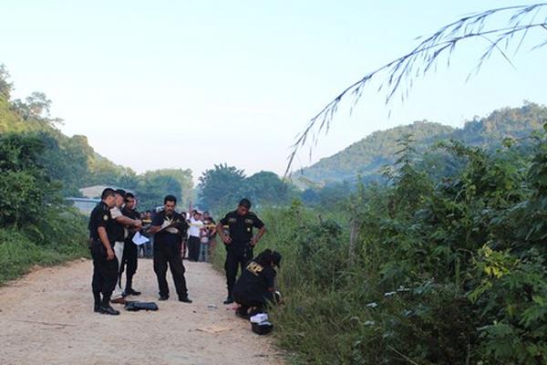 El cadáver de una persona que no fue identificada fue encontrado esta madrugada en San Benito. (Foto Prensa Libre. Rigoberto Escobar)<br _mce_bogus="1"/>