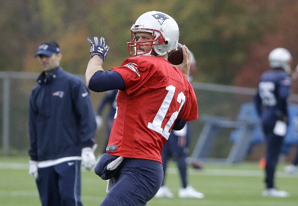 Tom Brady ya no cumplirá la sanción de cuatro partidos en la NFL, decretó un juez. (Foto Prensa Libre: AP)