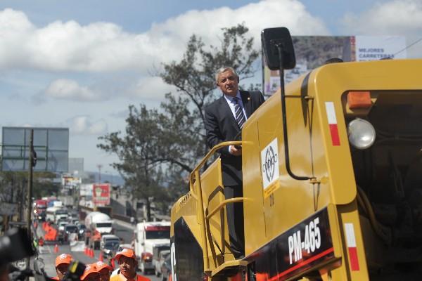 El presidente Otto Pérez Molina observa desde una máquina el área que será reparada  en la salida al Atlántico.