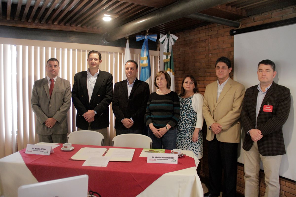 Directivos de Anacafé y Agrequima firman alianza para capacitar a caficultores en el uso de agro químicos. (Foto Prensa Libre: Cortesía Anacafé)