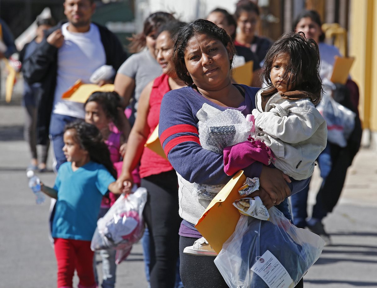 Las familias que fueron separadas enfrentan varios escenarios. (Foto Prensa Libre: EFE)