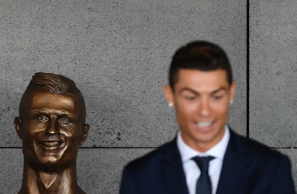 El busto de Cristiano Ronaldo causó polémica en las redes sociales. (Foto Prensa Libre: AFP)