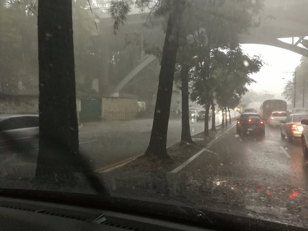 Lluvia causa complicaciones de tránsito en la zona 4 de la capital. (Foto Prensa Libre: Ana Lucía Ibarra)