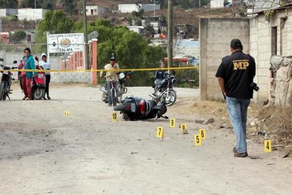 La moto de los atacantes fue abandonada en el lugar. (Foto Prensa Libre: Hugo Oliva)