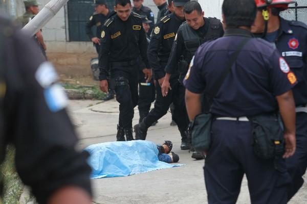 Agentes de la PNC resguardan el área  donde fue ultimada una joven.