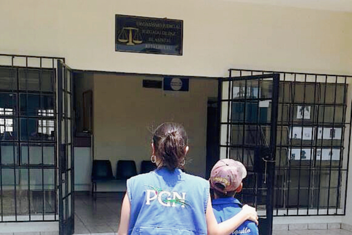El niño es recibido en el Juzgado de Paz de El Asintal, Retalhuleu, luego de haber sido rescatado por personal de la PGN. (Foto Prensa Libre: Rolando Miranda)