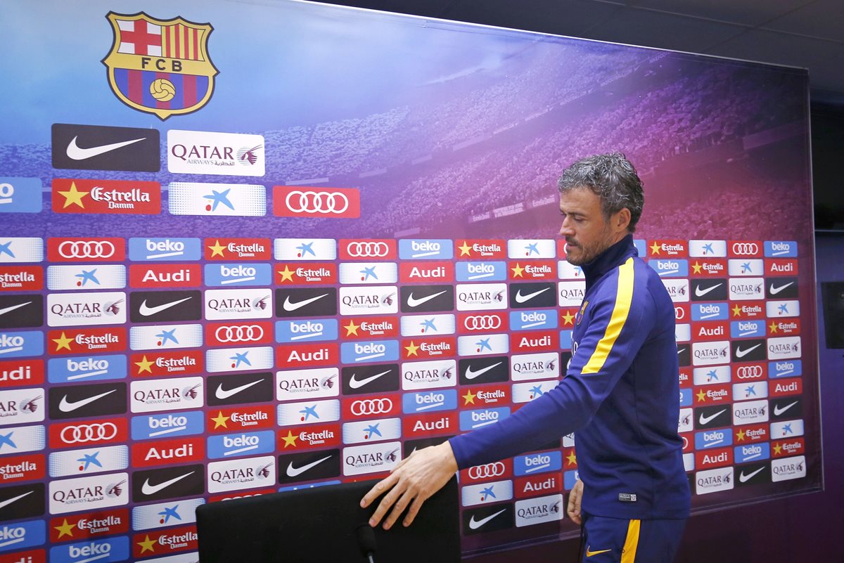 Luis Enrique Martínez, técnico del Barcelona, a su llegada a la conferencia de prensa luego del entrenamiento de su equipo. (Foto Prensa Libre: EFE)