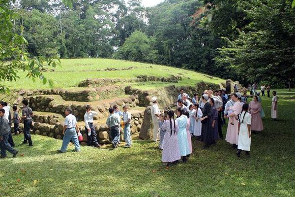 Decenas de visitantes llegan a diario al parque arqueológico Takalik Abaja, en Retalhuleu. (Foto Prensa Libre: Rolando Miranda)