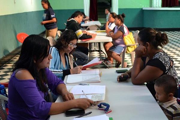 Padres inscriben  a sus hijos en escuelas. (Foto Prensa Libre: Hugo Oliva)