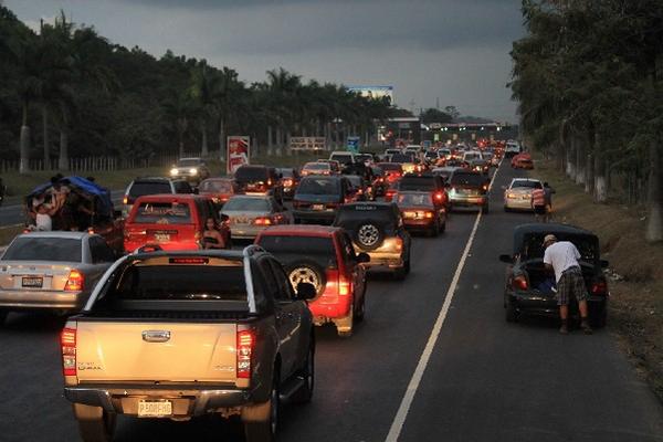 En la autopista Palín-Escuintla    de formaron atascos ayer por la tarde, en el retorno a la capital.