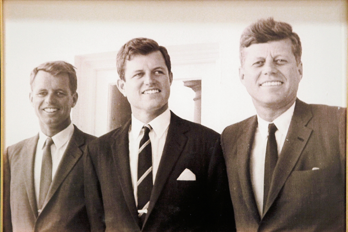 Robert F. Kennedy, a la izquierda, aparece con sus hermanos Edward y John. (Foto Prensa Libre: AP)