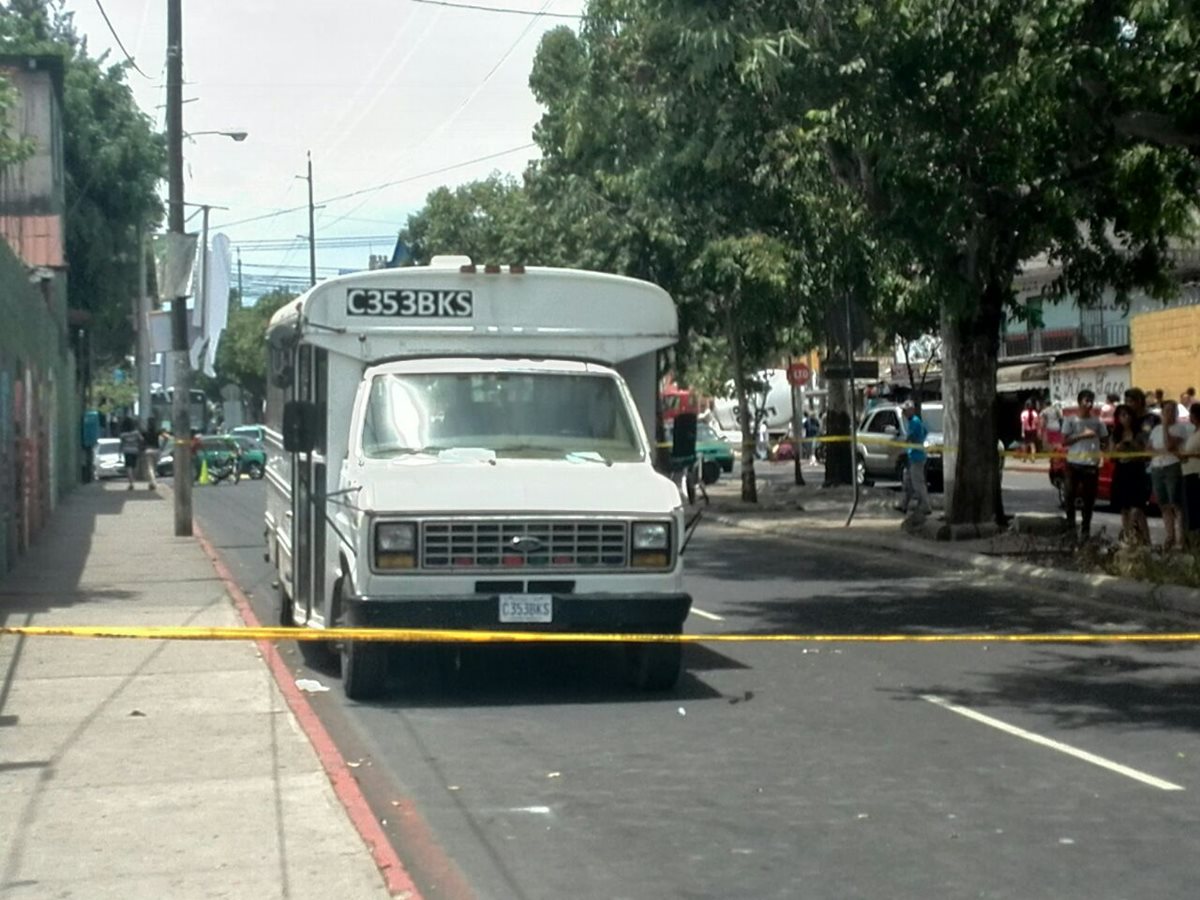 Este es el vehículo atacado en la colonia Nimajuyú. (Foto Prensa Libre: Estuardo Paredes)