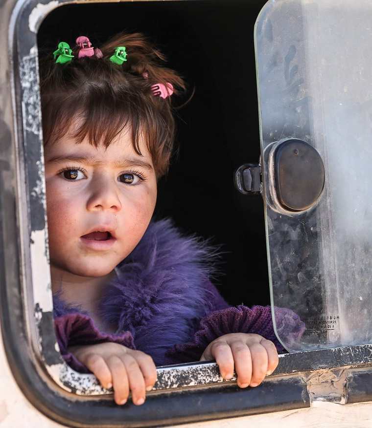 Una niña siria espera a ser evacuada junto a su familia de los campos de refugiados.  (EFE)