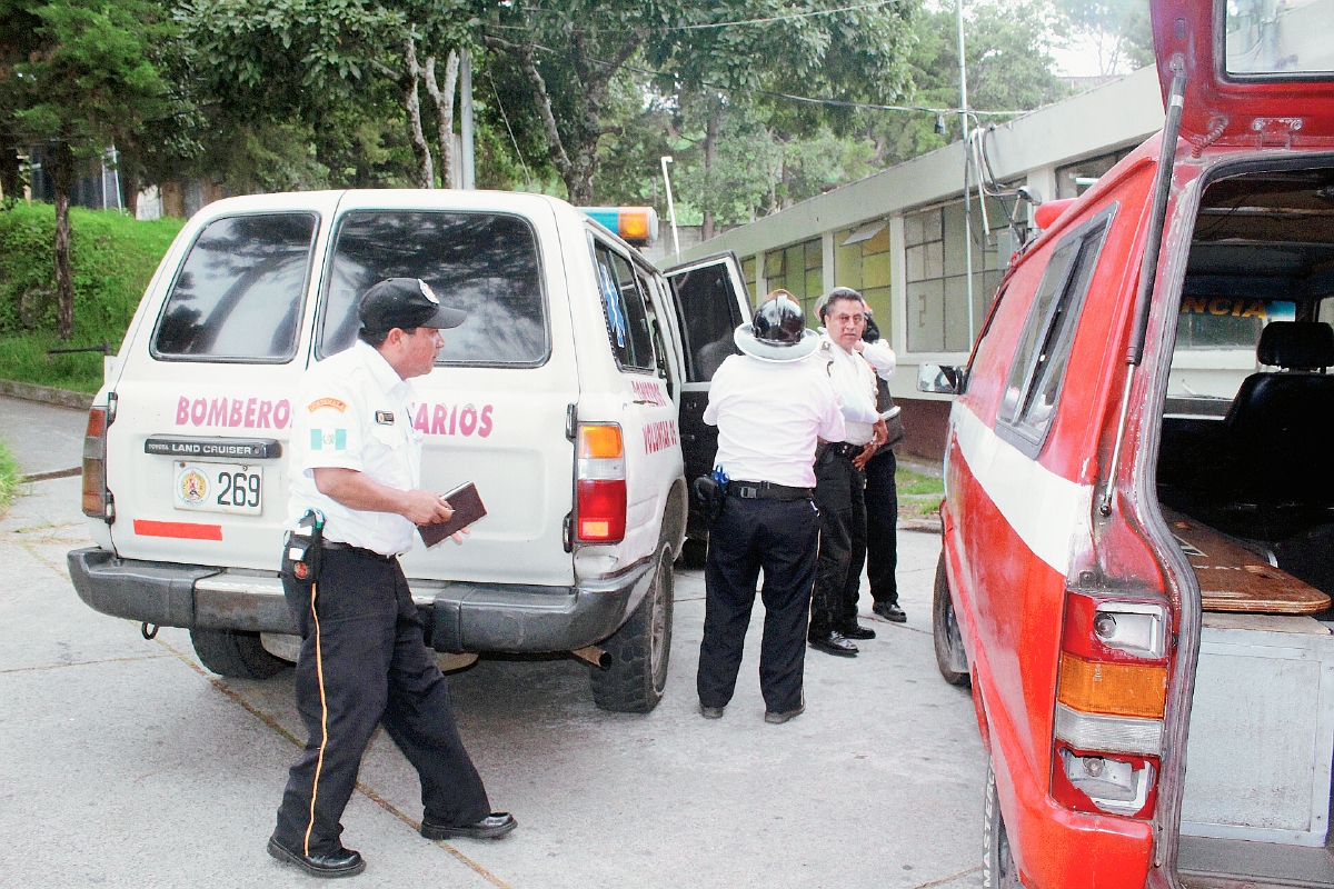 Socorristas Voluntarios trasladan a los agentes lesionados al hospital IGSS de Sololá. (Foto Prensa Libre: Ángel Julajuj)
