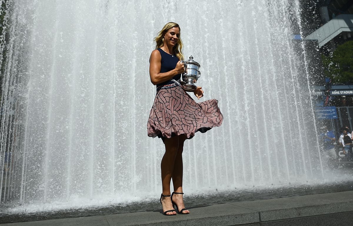 Angelique Kerber posa con el trofeo del US Open que la catapultó a la cima de la WTA. (Foto Prensa Libre: AFP)