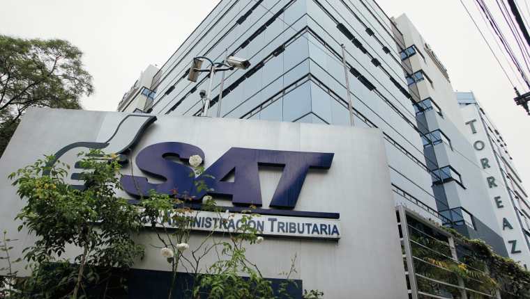 Fachada del edificio de las oficinas Centrales de la Superintendencia de Administración Tributaria SAT. (Foto Prensa Libre: Edwin Bercián).