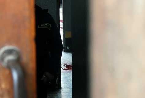 Fiscales del MP analizan la escena del asesinato. (Foto: Prensa Libre)