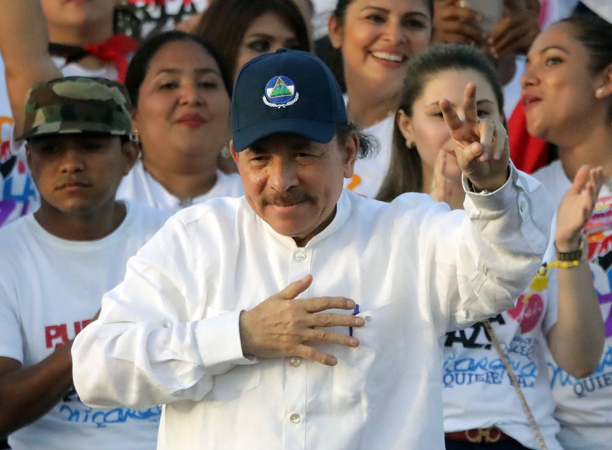 Daniel Ortega saluda durante la conmemoración del 39 aniversario de la Revolución Sandinista en la plaza "La Fe" en Managua. (AFP)