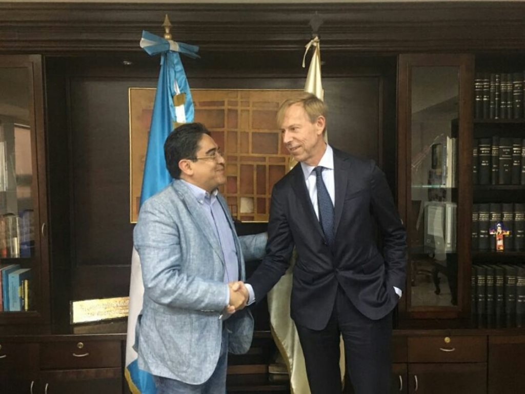 Saludo entre el embajador de Suecia en Guatemala Anders Kompass y el procurador Jordán Rodas, en diciembre del 2017. (Foto Prensa Libre: Hemeroteca PL)