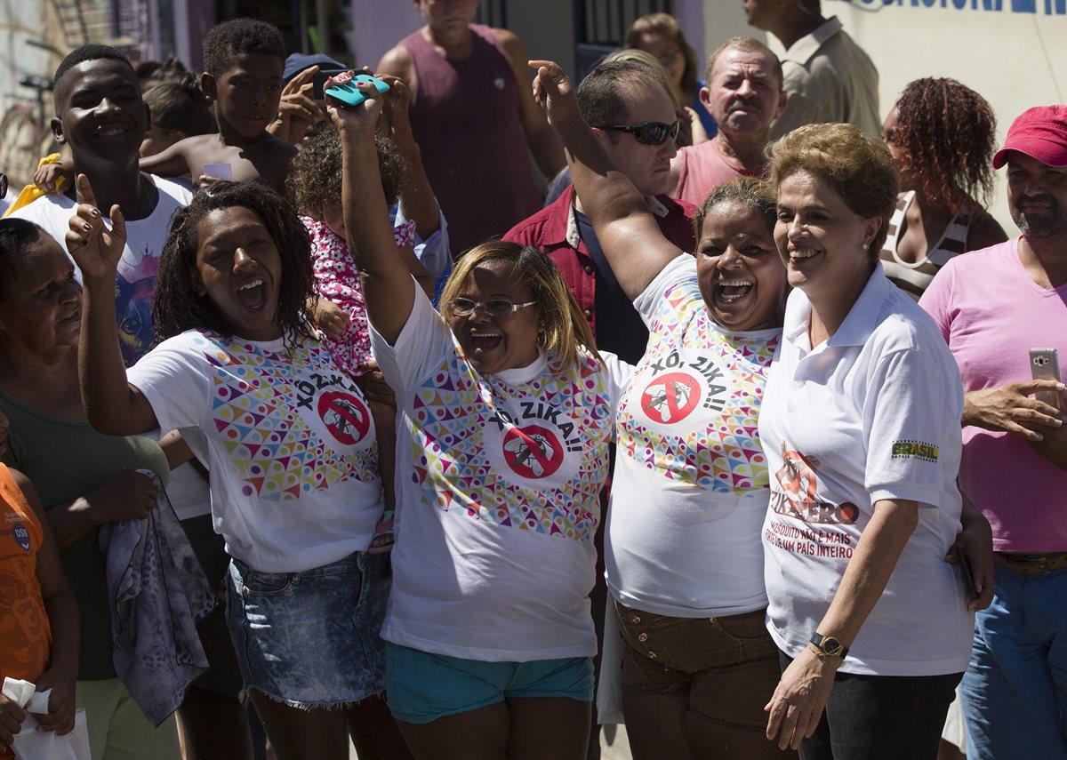 Dilma Rousseff salió a las calles junto a las Fuerzas Armadas, como parte de una campaña para combatir el Zika. (Foto Prensa Libre: AP).