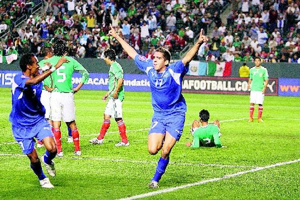 Mynor López (17) festeja el gol contra México en el Home Depot Center, en el preolímpico del 2008. (Foto Prensa Libre: Archivo)