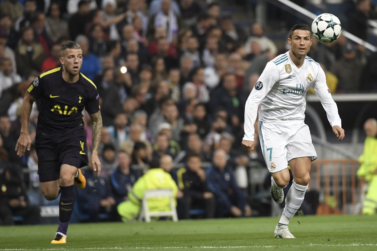 Ronaldo domina la pelota en una acción del juego.