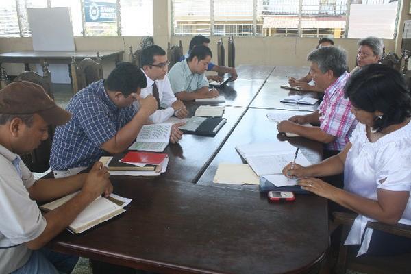 miembros de     instituciones que integran comisión ambiental, en Coatepeque.