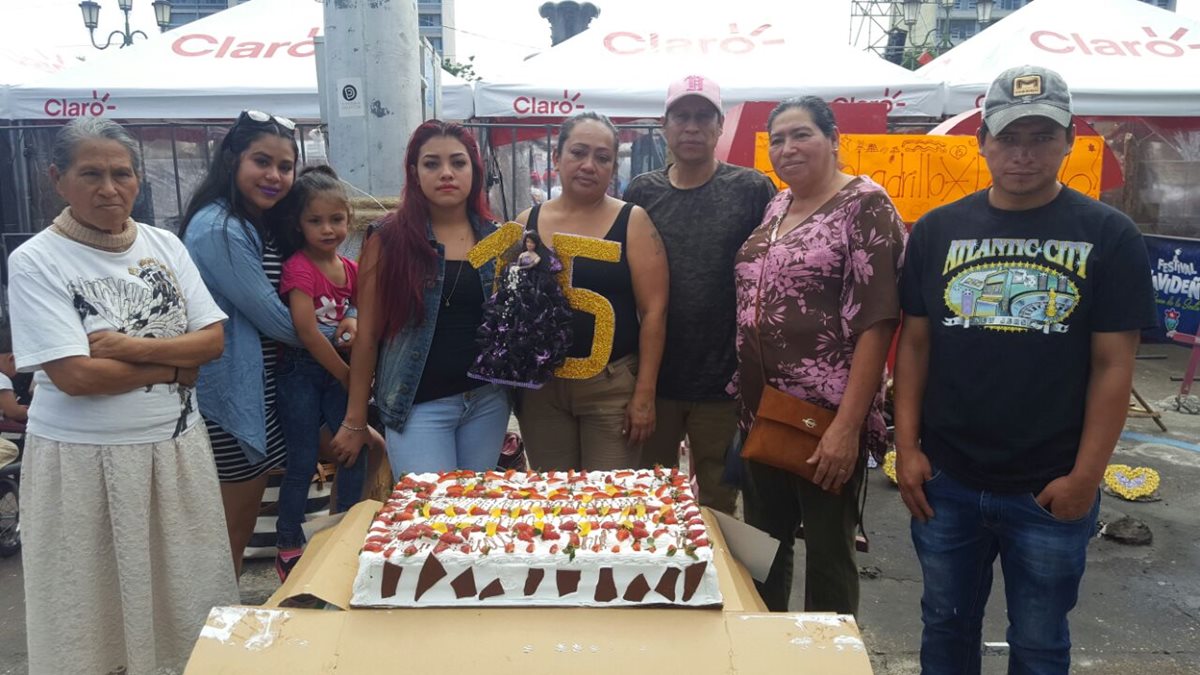 La familia de Ashleey Angely Rodríguez Hernández, una de las víctimas del Hogar Seguro, hizo una fiesta simbólica de 15 años en la Plaza de la Constitución. (Foto Prensa Libre: Cortesía)