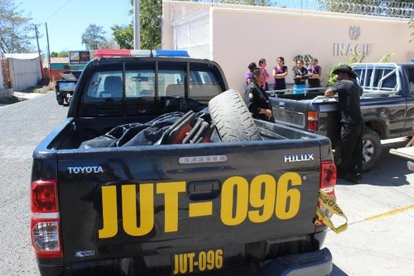 Autopatrulla de la PNC traslada los cadáveres de los tres hombres que murieron baleados en San José Acatempa. (Foto Prensa Libre: Óscar González)