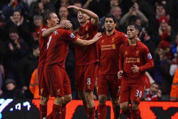 El capitán del Liverpool guió a su equipo a una victoria por goleada sobre el Fulham. (Foto Prensa Libre: AFP)