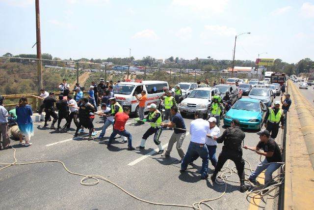 Bomberos y vecinos rescatan al hombre que cayó del puente el Incienso en la zona 7 capitalina. (Foto Prensa Libre: Esbin García)