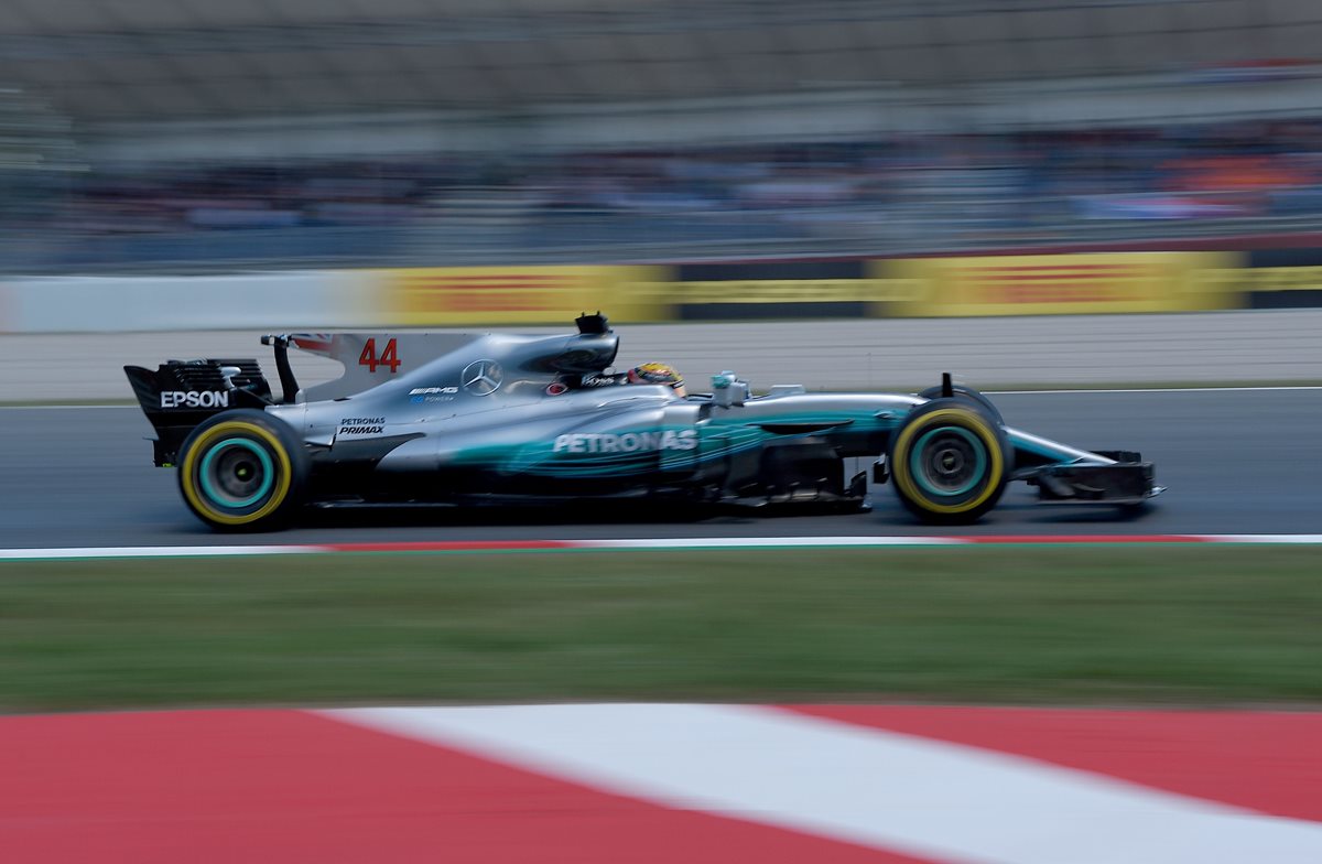 El piloto británico Lewis Hamilton fue el más rápido de los ensayos en Montmeló. (Foto Prensa Libre: AFP)