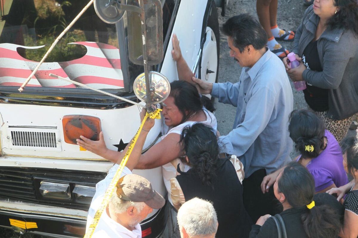 Piloto de autobús de Mixco muere baleado en la carretera Interamericana. (Foto Prensa Libre: Érick Ávila)