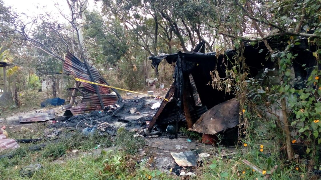 La casa en que murió la bebé de cuatro meses quedó destruida después del incendio. Se desconocen las causas de siniestro. (Foto Prensa Libre: Mario Morales)