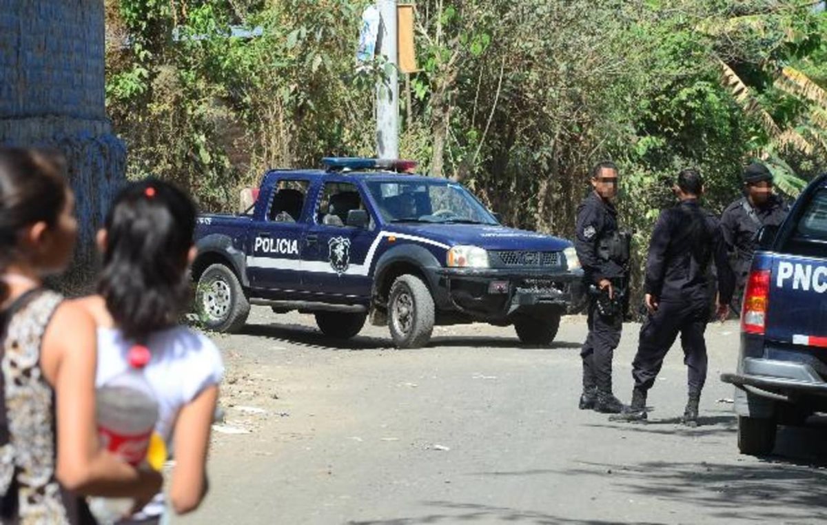 Policías salvadoreños llegan a la escena del crimen donde murieron tres presuntos pandilleros.(Foto Prensa Libre: EFE)