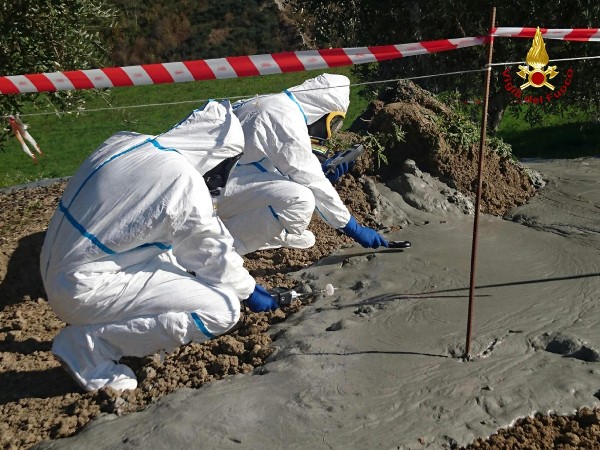 Expertos analizan lodo que fluye bajo el suelo tras el terremoto en la zona de Fermo. (EFE).