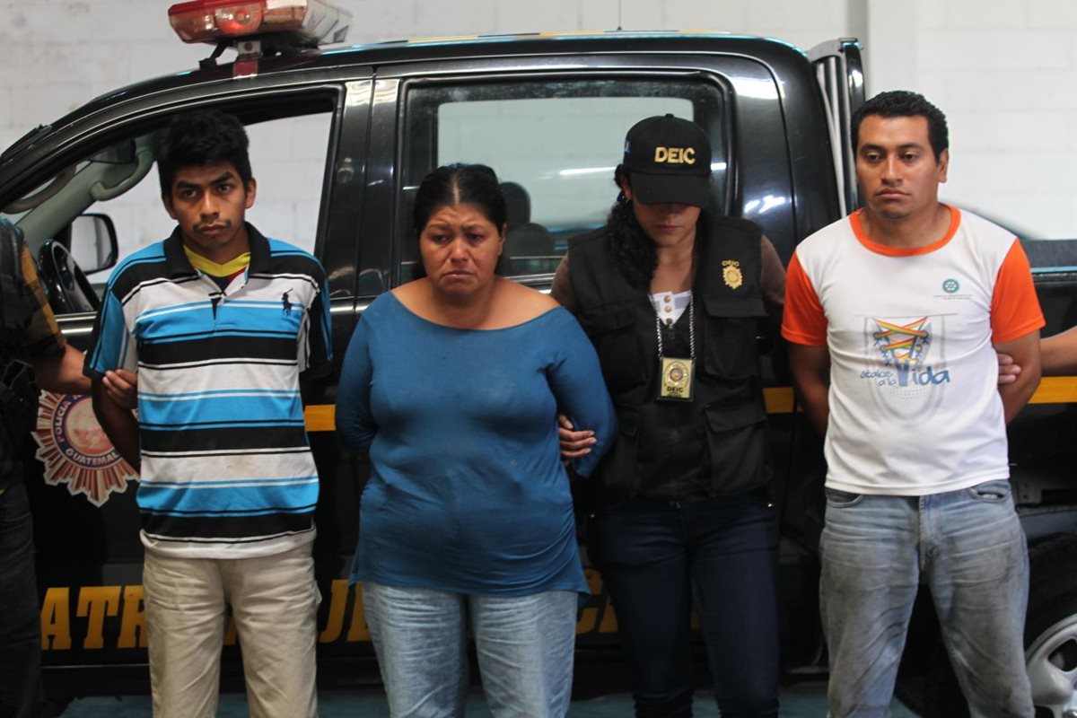 Los tres capturados sindicados de prostituir y abusar a dos menores. (Foto Prensa Libre: Érick Ávila)